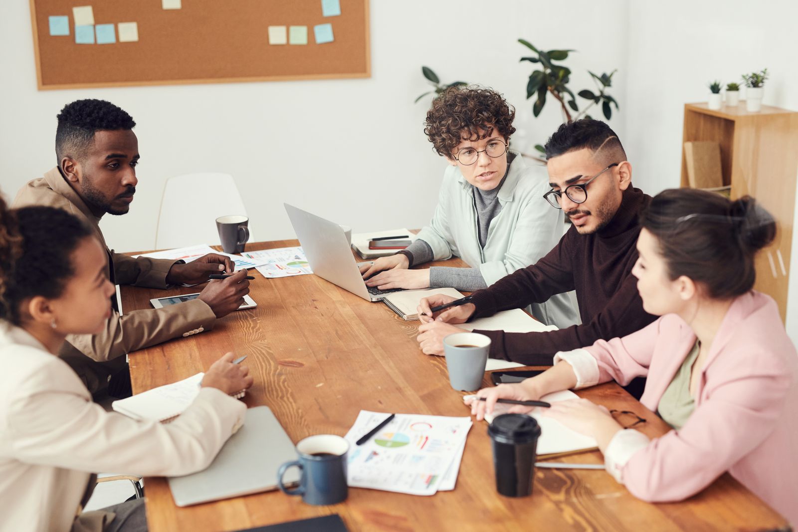 Members in genuine collaboration — grouped by shared challenge, in real dialogue